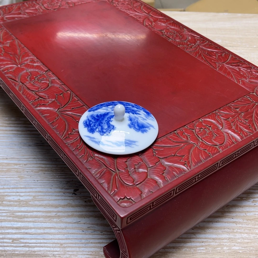 瓷片密密麻麻地排列着