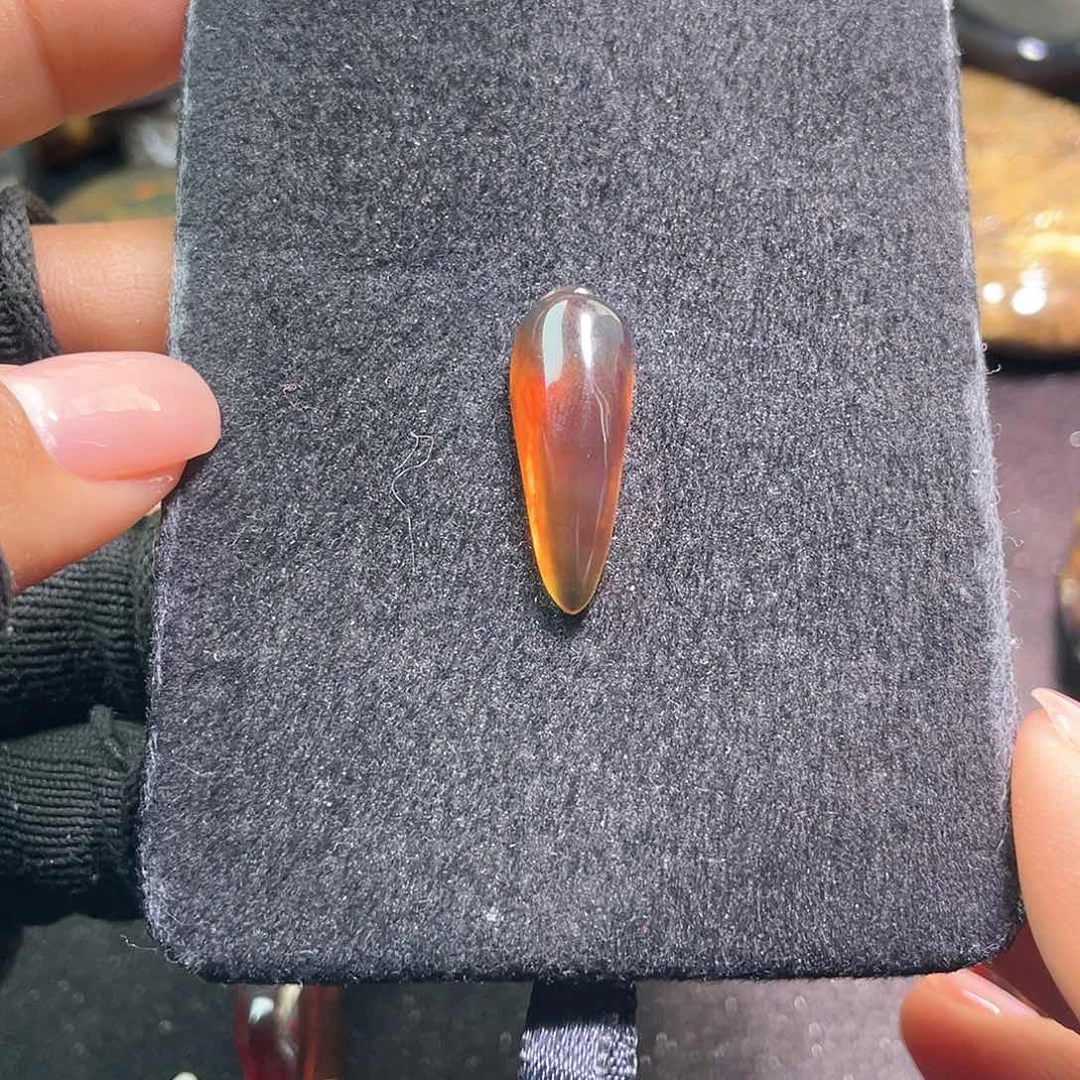 琥珀裸石未镶嵌。