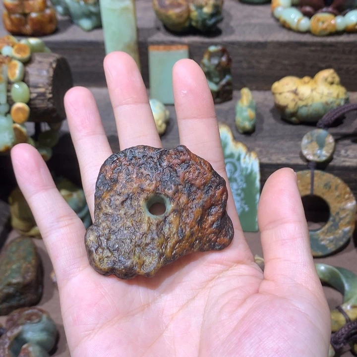 未镶嵌岫岩河磨玉（透闪石质玉）挂件