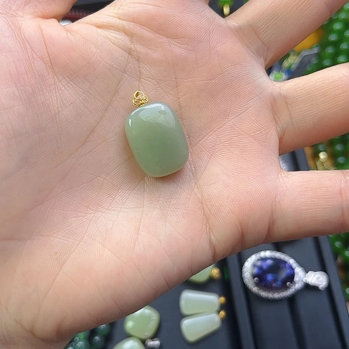 和田玉18K金镶嵌颈饰