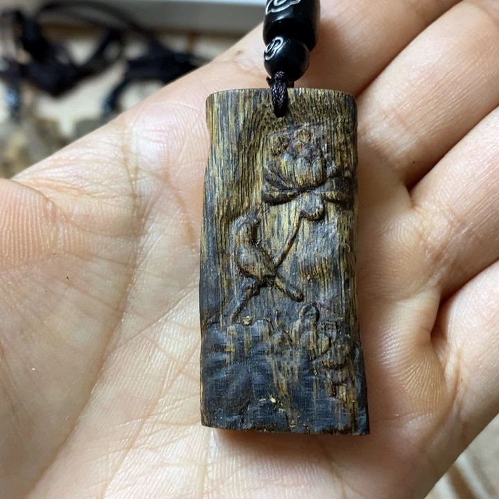 沉香手把件4.6克雕刻荷花