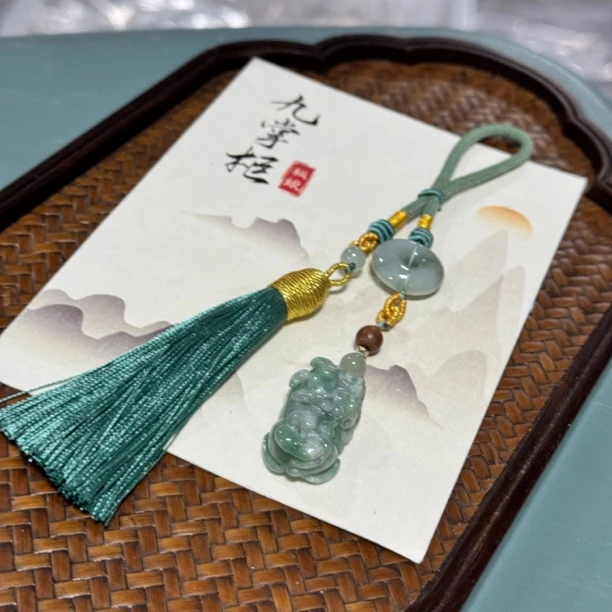 天然翡翠貔貅挂件飘绿设计款