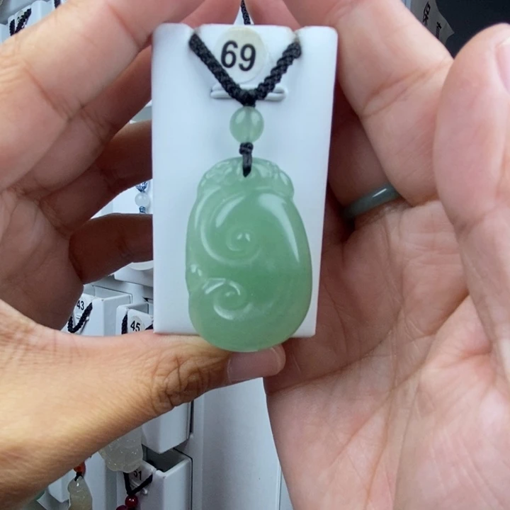 石英质玉未镶嵌颈饰