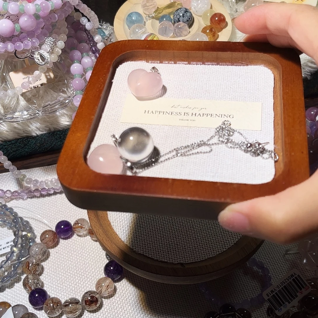 项链搭配黑色的小姐姐