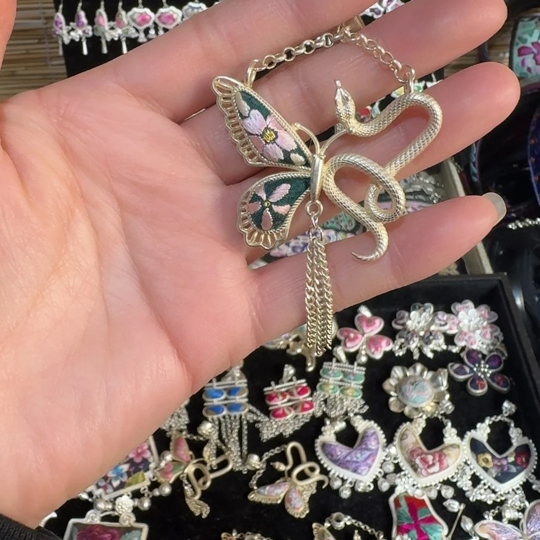 织绣民族风刺绣吊坠