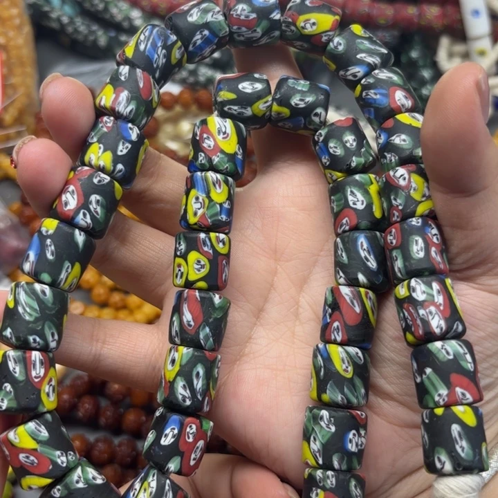 玻璃颈饰一条，喊我选