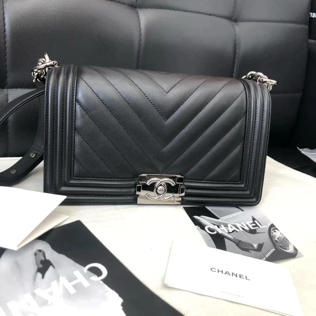 95新 Chanel/香奈儿 Chanel黑银V纹中号leboy 25090038-04