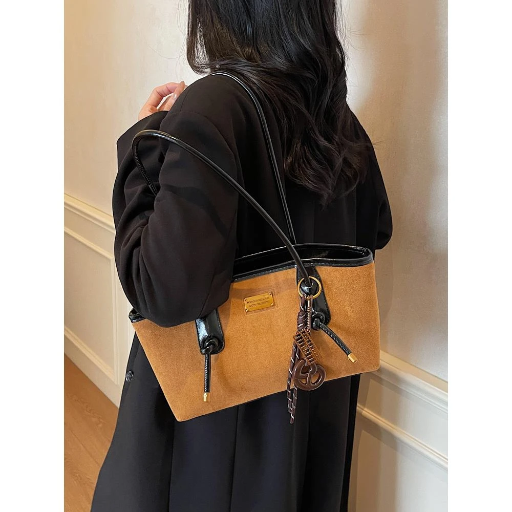 高级质感复古大容量单肩腋下包包女式2025新款秋冬百搭通勤法棍包