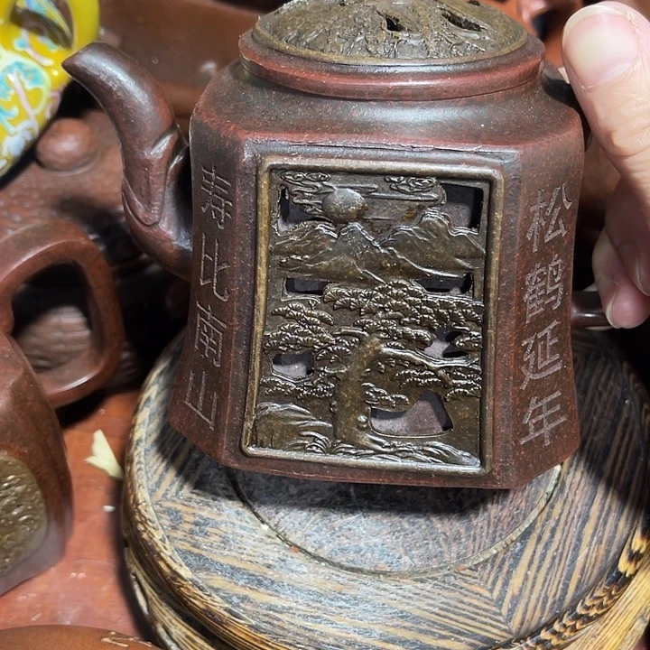 紫砂茶壶原矿泥料手工制作的一把紫砂壶。