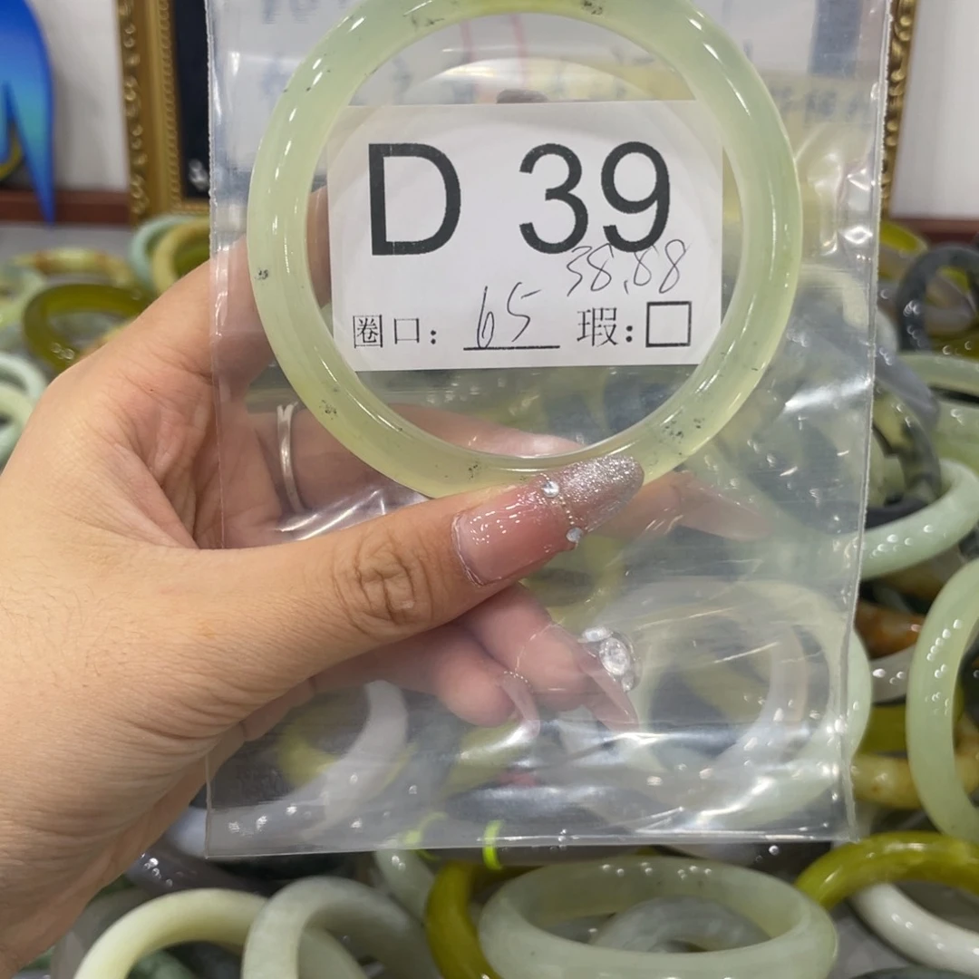 未镶嵌蛇纹石玉颈饰塞*