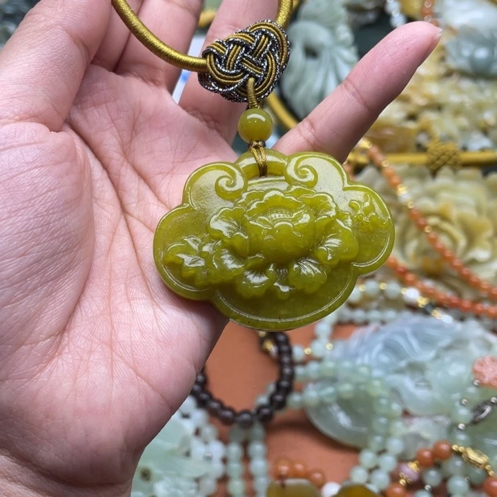 蛇纹石玉吊坠合金