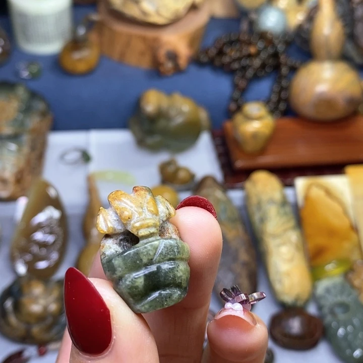 岫岩河磨玉（透闪石质玉）通孔太阳人未镶嵌