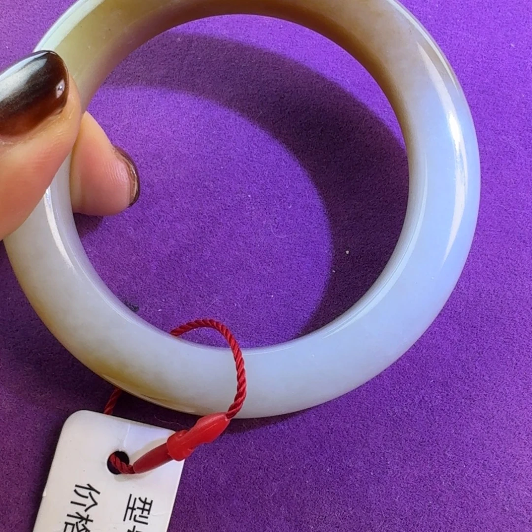 年***岁和田玉未镶嵌手镯