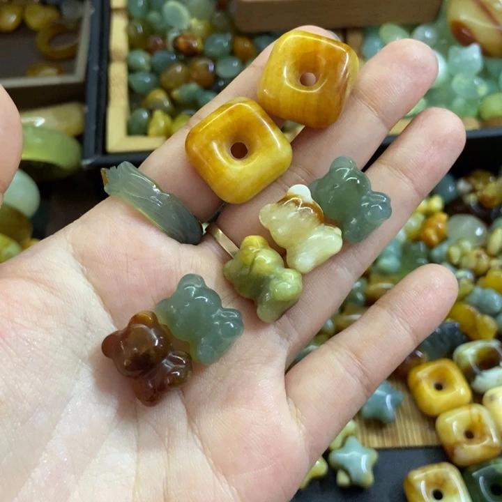 烬***女未镶嵌蛇纹石玉配件