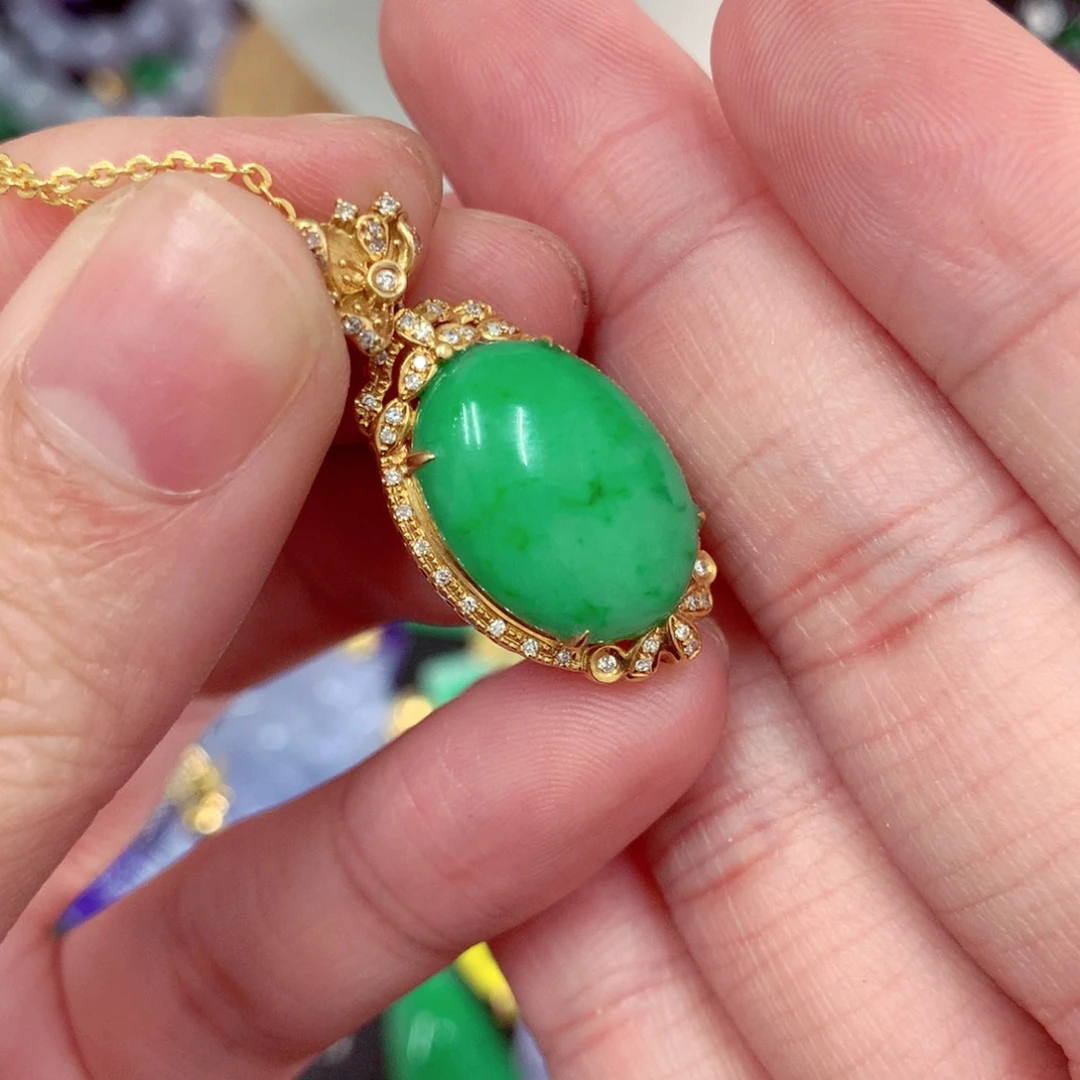 颈饰18K金镶嵌翡翠