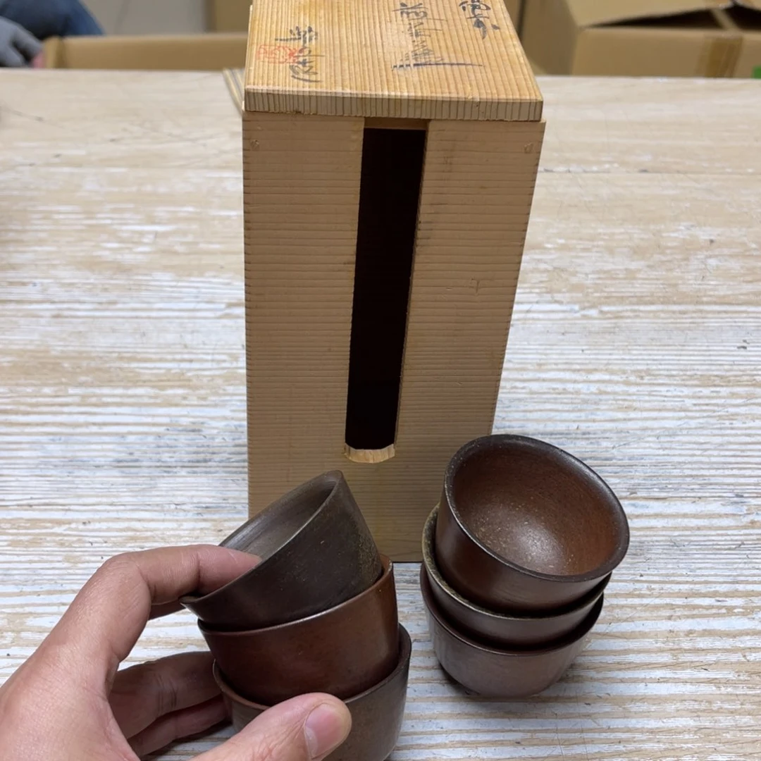 瓷片密密麻麻地排列着一个