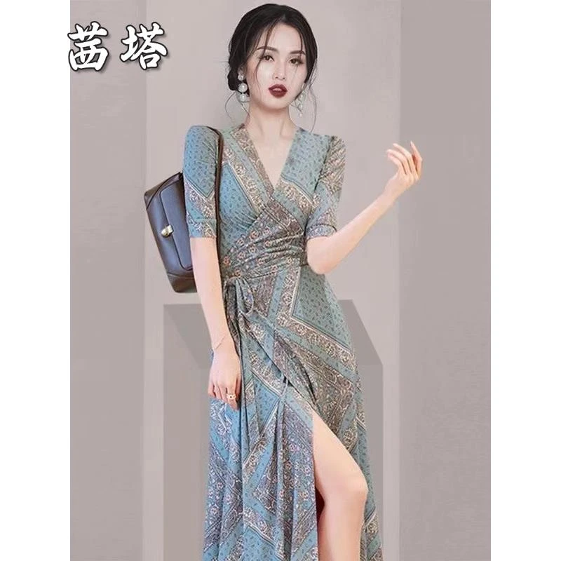 气质女神范轻熟风V领连衣裙女2025夏季新款轻奢复古收腰开叉裙子