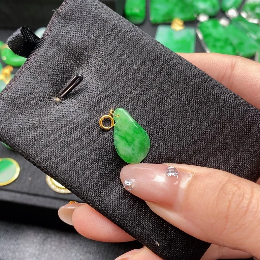 翡翠颈饰18K金镶嵌翡翠