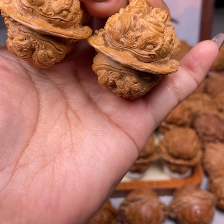 避***港吊坠文玩核桃蛤蟆头雕刻的金蟾