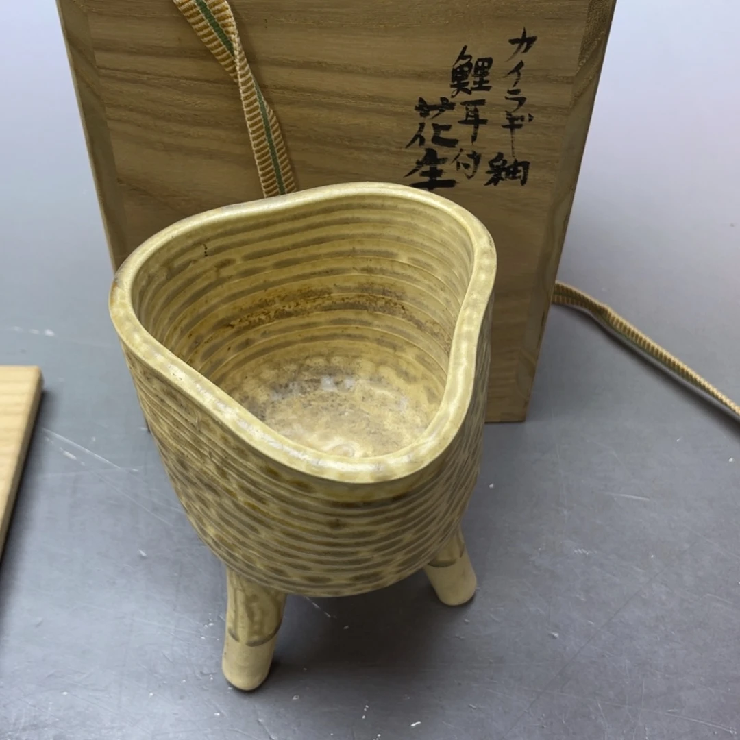 东***文瓷片密密麻麻地铺满一