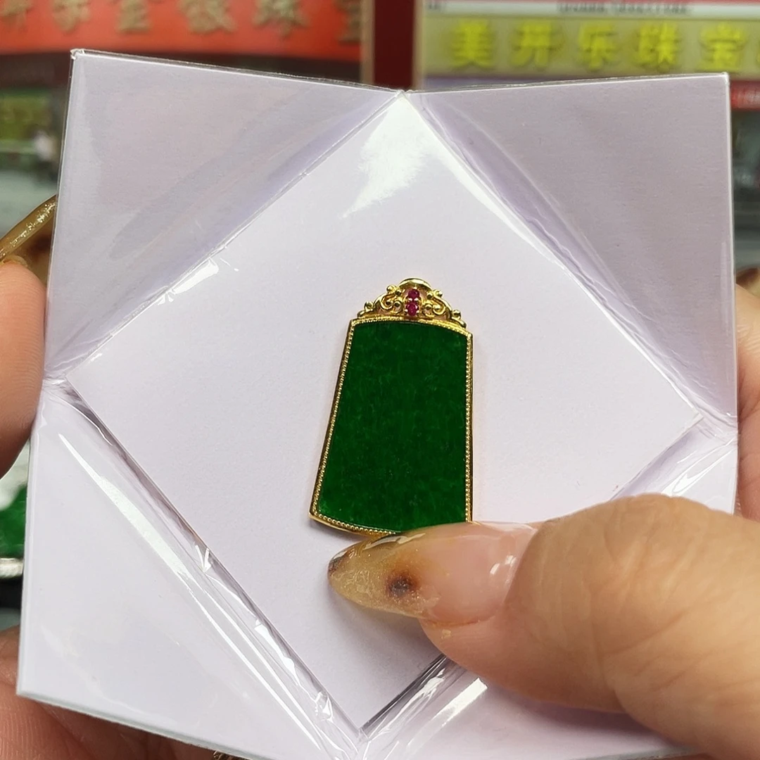 翡翠18K金镶嵌颈饰