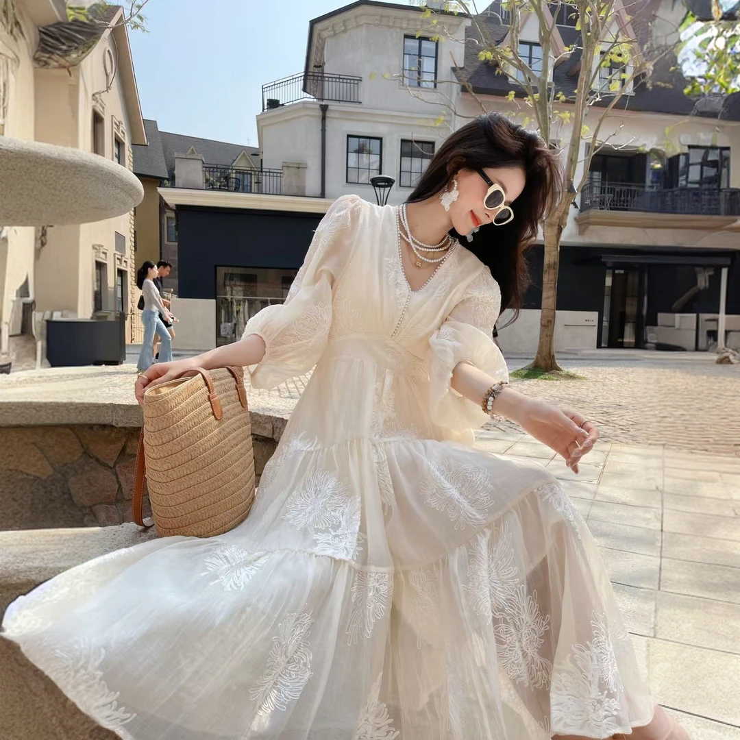 2025法式复古刺绣V领收腰宽松连衣裙女夏季气质显瘦通勤长裙