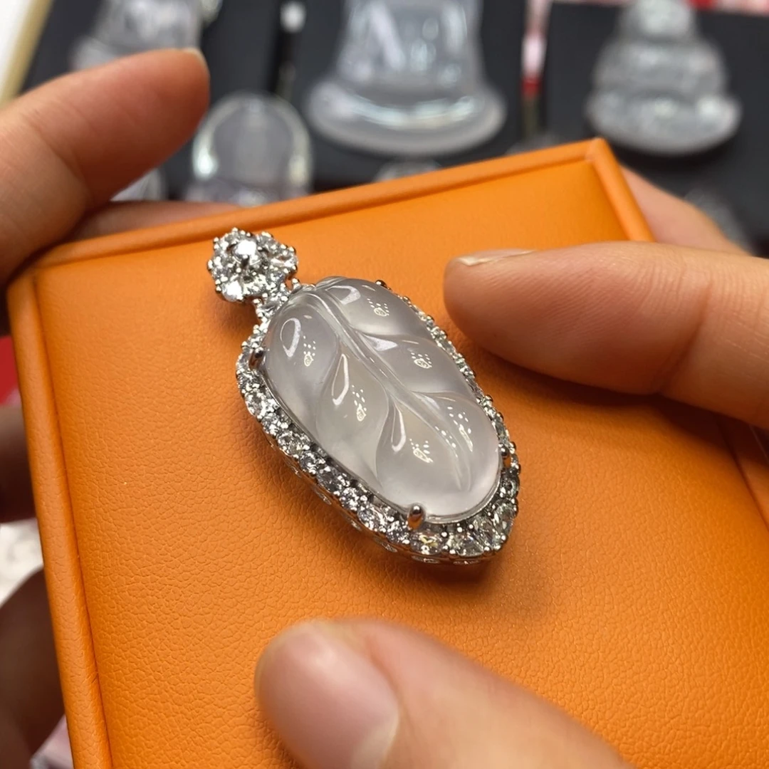 石英质玉合金吊坠