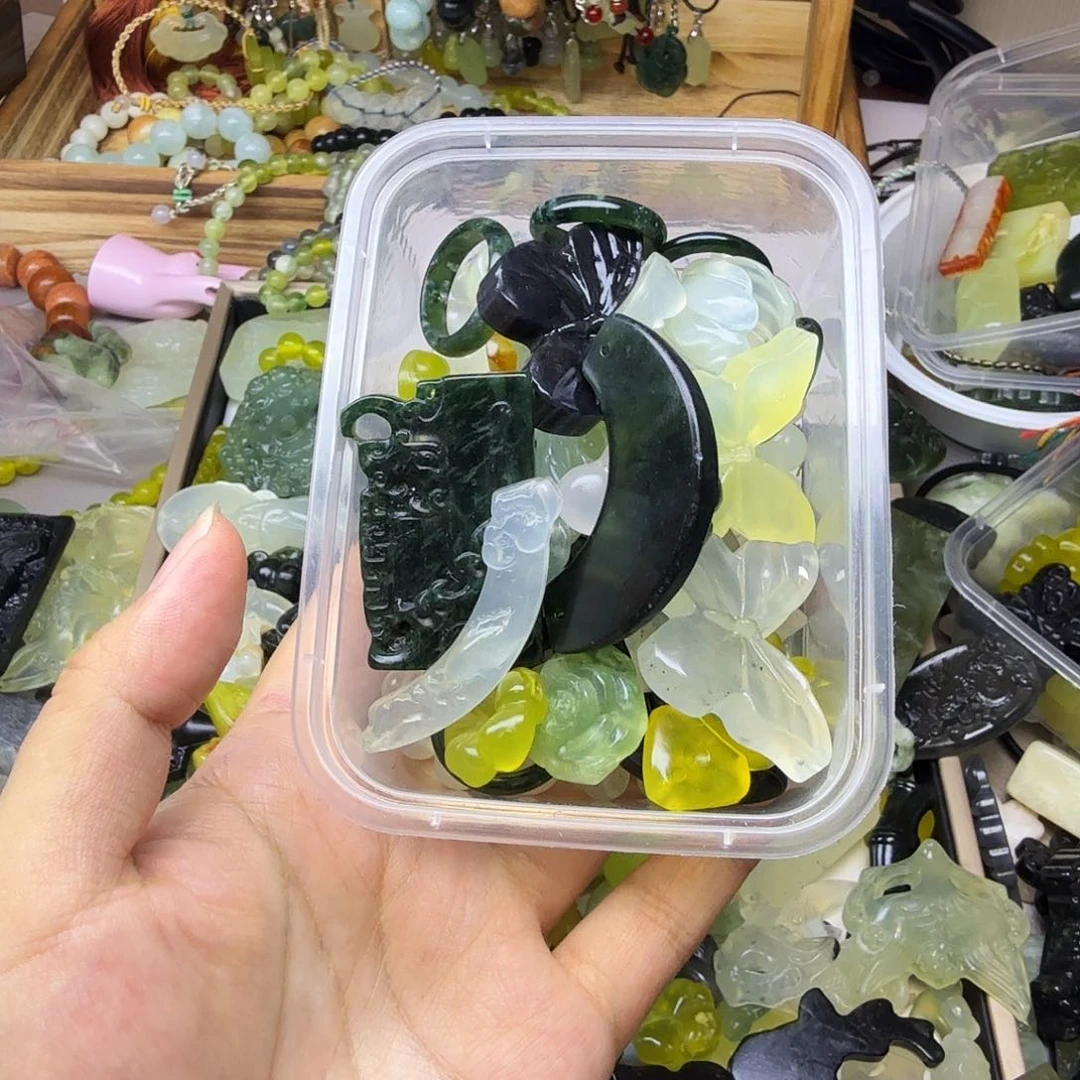 闻***喜蛇纹石玉未镶嵌颈饰