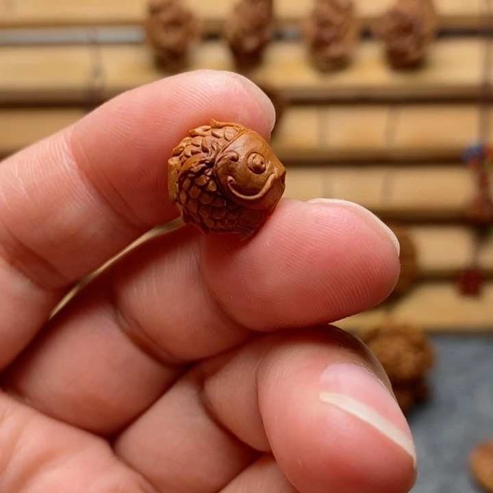 桃核手工雕刻鲤鱼单颗