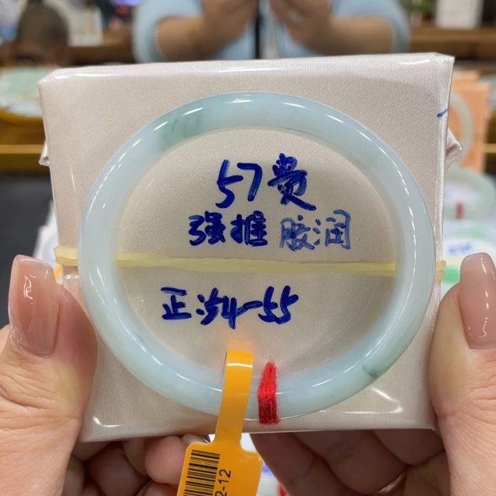 翡翠手镯未镶嵌翡翠