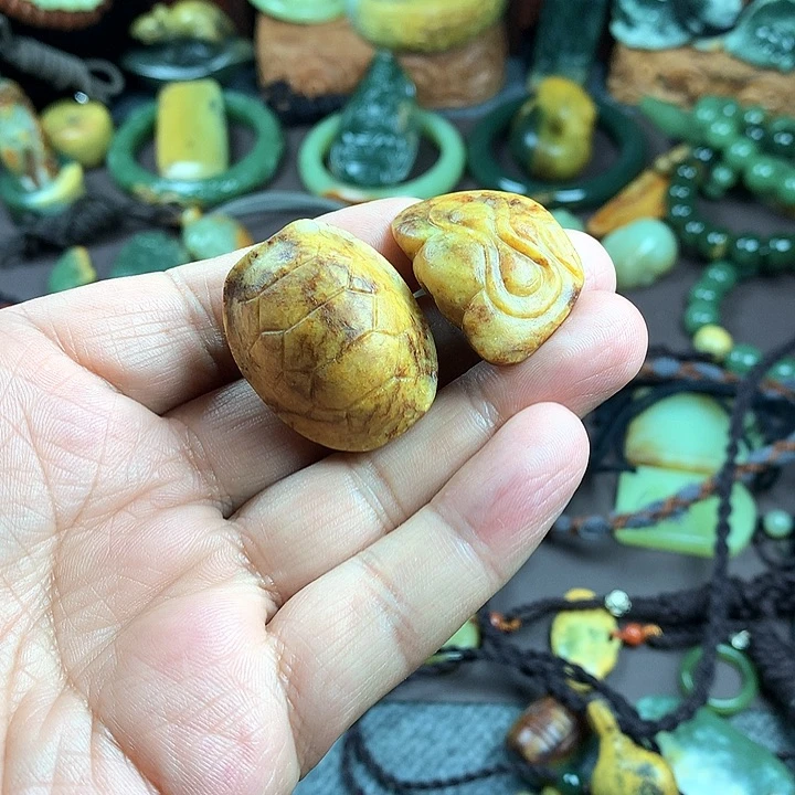 吊坠(赠链)未镶嵌岫岩河磨玉（透闪石质玉）我**一