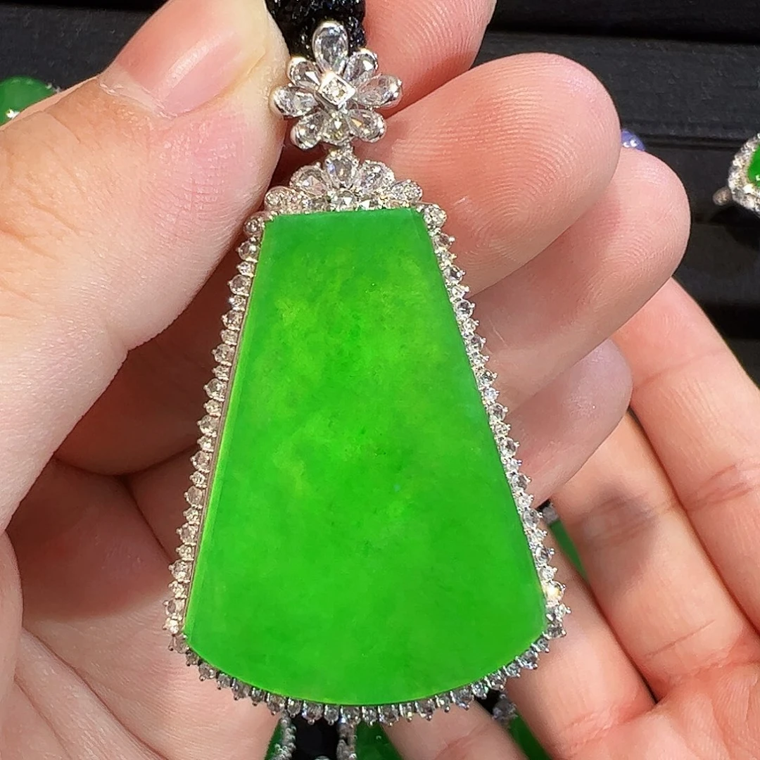 翡翠18K金镶嵌颈饰无事牌