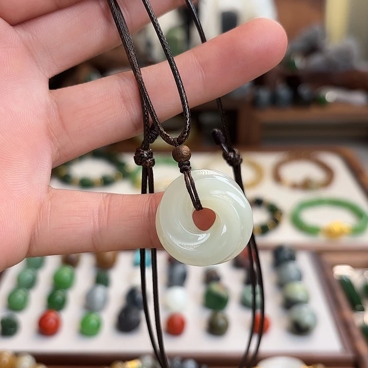 和田玉未镶嵌颈饰莫比乌斯环平安扣