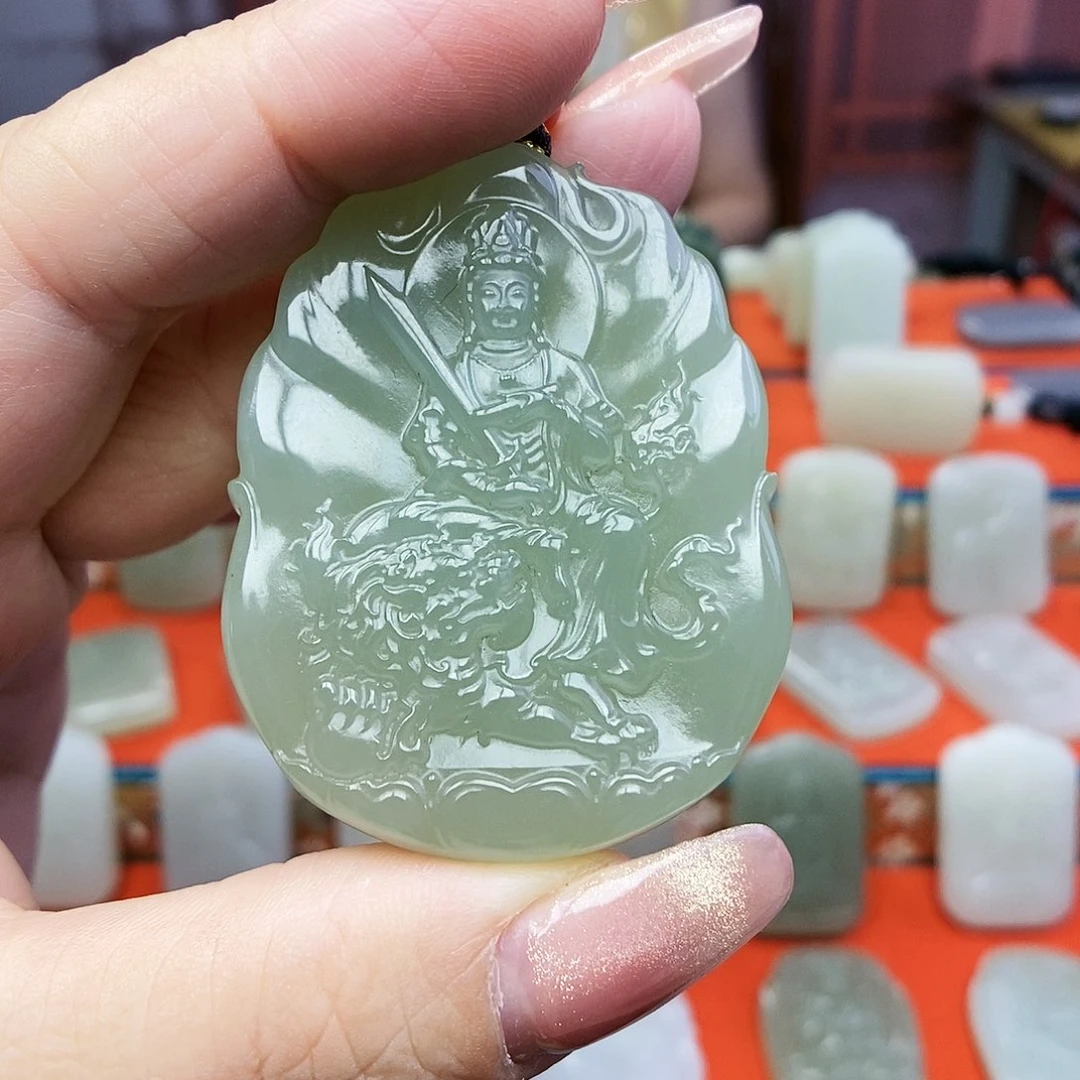 和田玉未镶嵌颈饰属兔配戴
