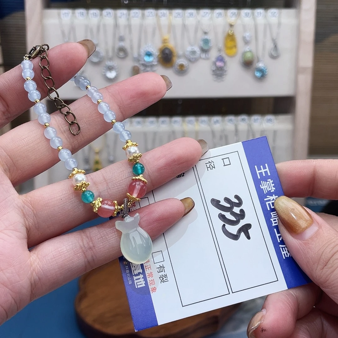 岫玉未镶嵌颈饰多样性