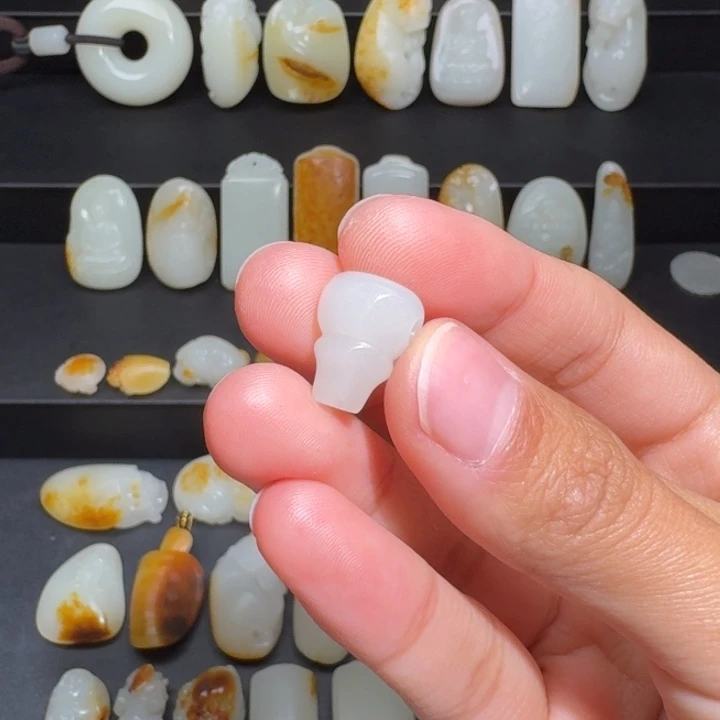 和田玉颈饰未镶嵌像***样