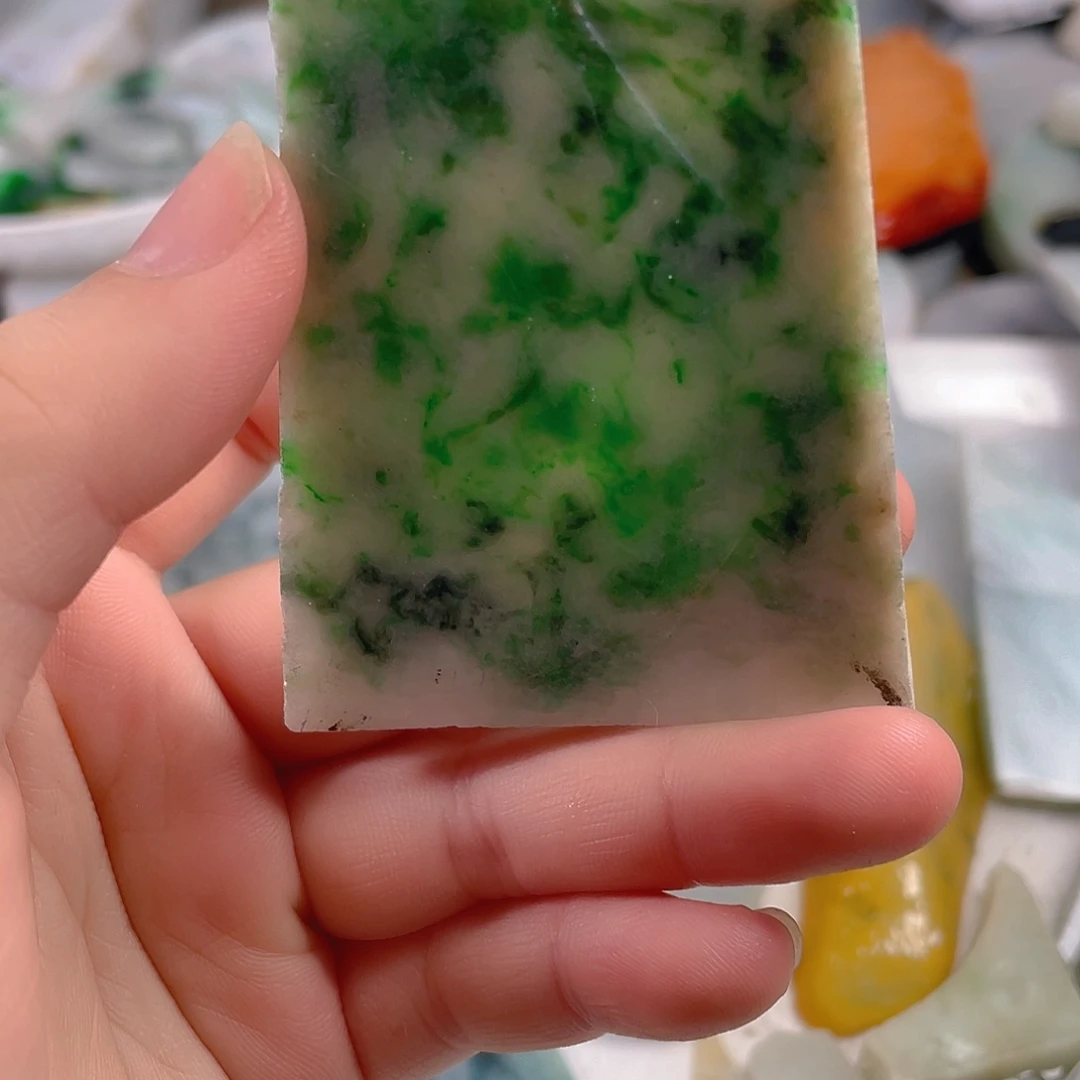 颈饰未镶嵌翡翠。