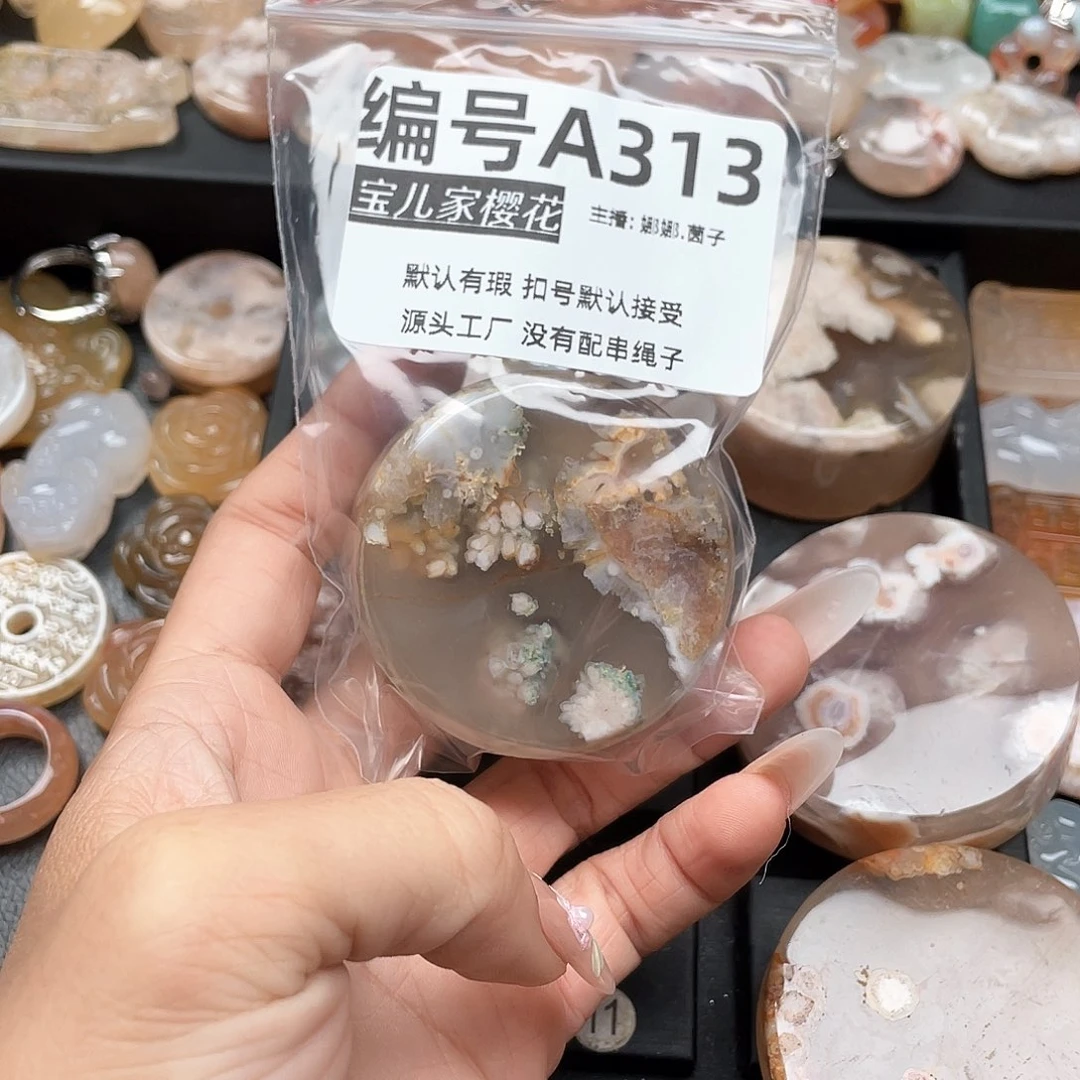 合金颈饰玛瑙/玉髓吴**刻