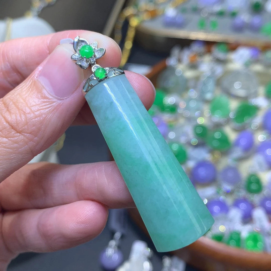 颈饰18K金镶嵌翡翠