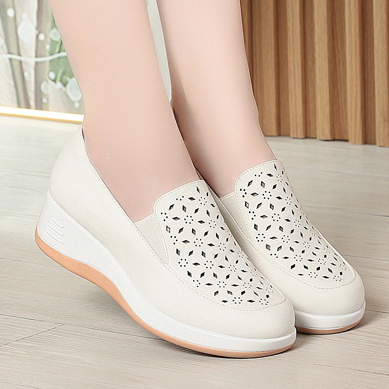 妈妈鞋春夏新款镂空透气单鞋老人鞋女中老年坡跟软皮中年女士皮鞋