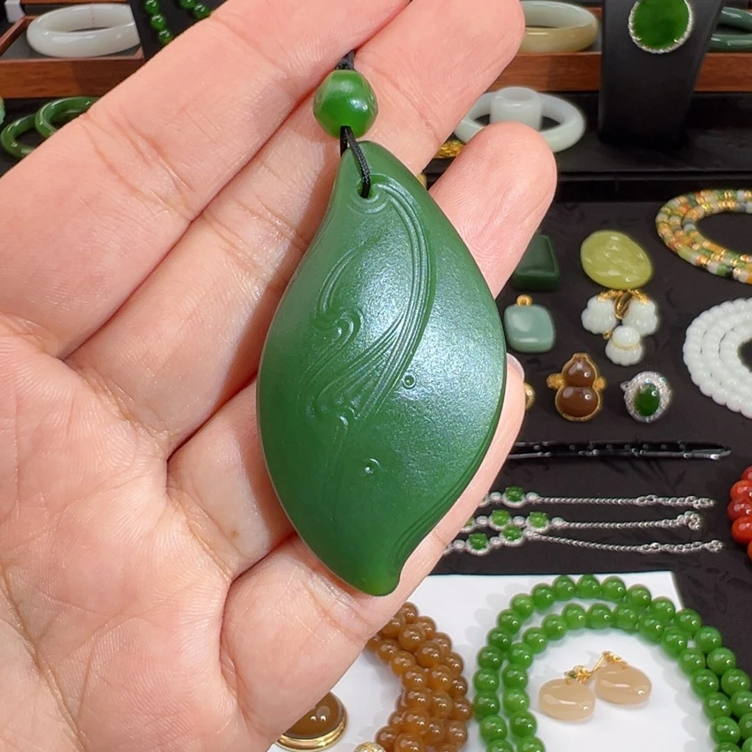 和田玉（碧玉）未镶嵌颈饰冰底菠菜绿满色过灯无结构随型挂件