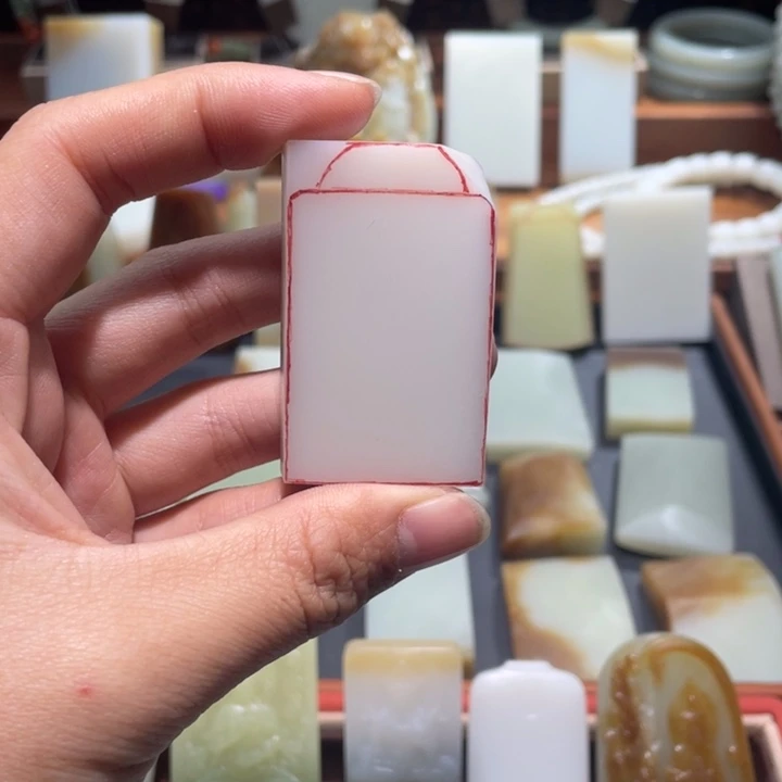 颈饰未镶嵌和田玉?