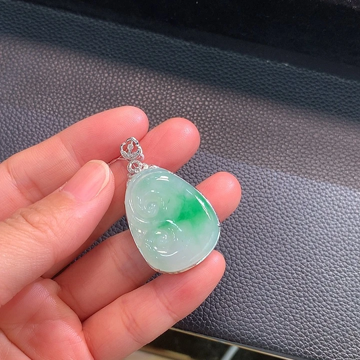 翡翠18K金镶嵌颈饰如意