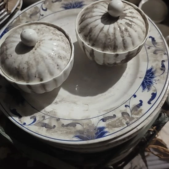 瓷发两个小炖盅！……