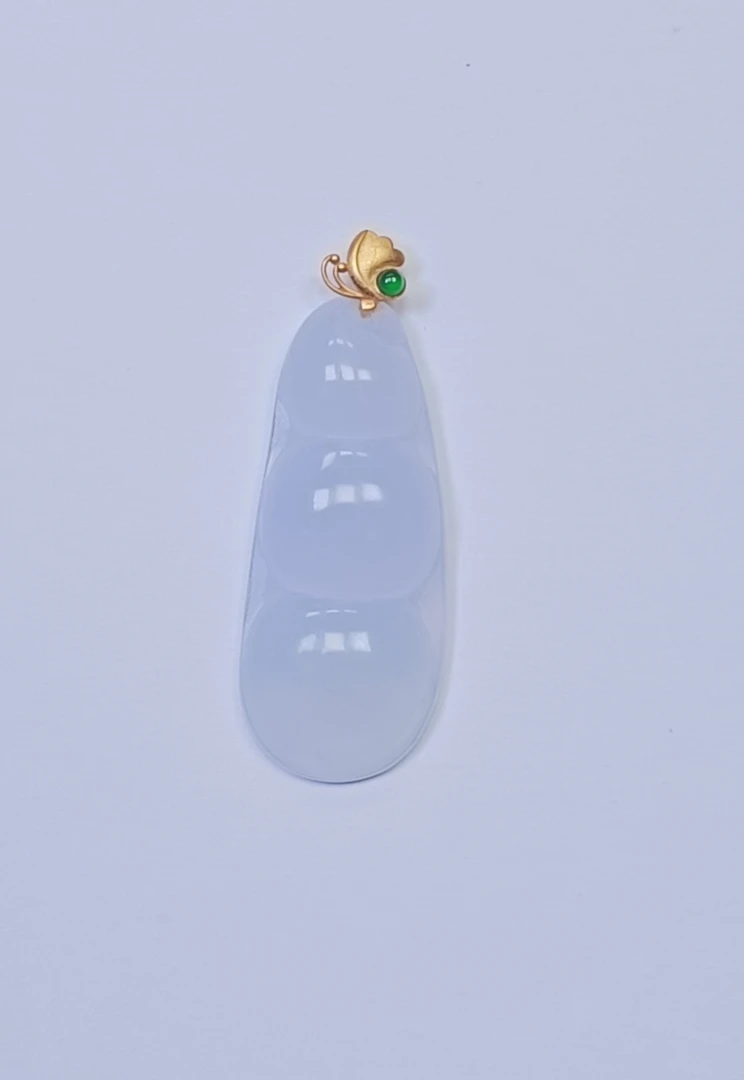 天然缅甸翡翠A货18k金镶嵌豆子吊坠（裸石尺寸：32.8×13.7×4.4）
