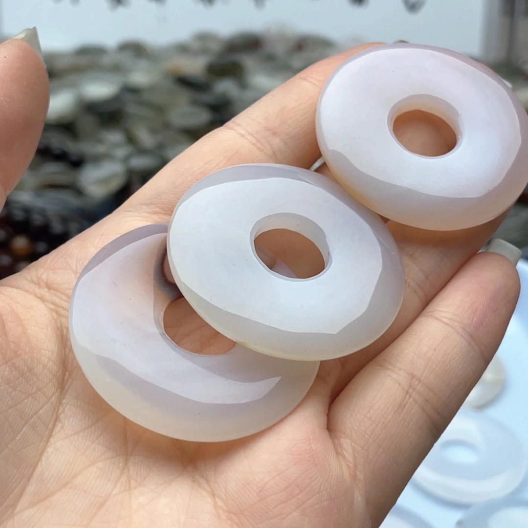 玛瑙/玉髓未镶嵌珠宝半成品两个装卡38左右白玛瑙平安扣随机发