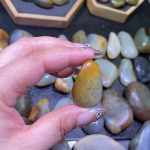 和田玉颈饰未镶嵌