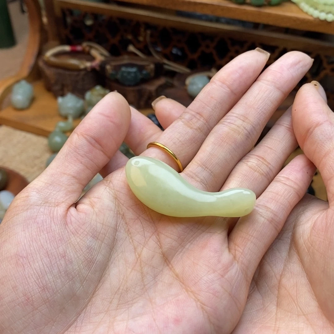 你***天和田玉未镶嵌颈饰