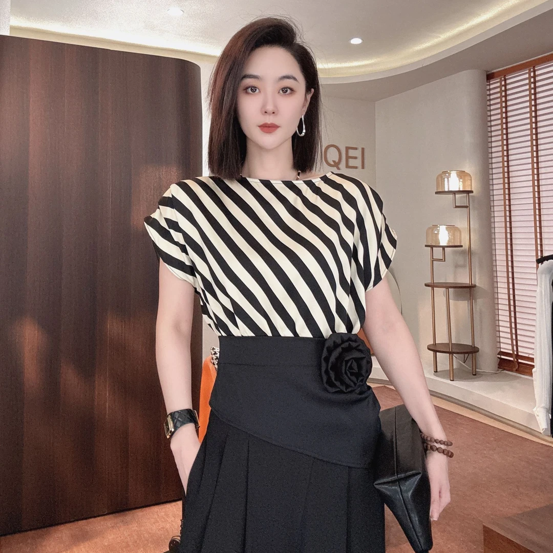 MORELAN2025原创优雅气质条纹缎面一字领修身显瘦短袖上衣321110