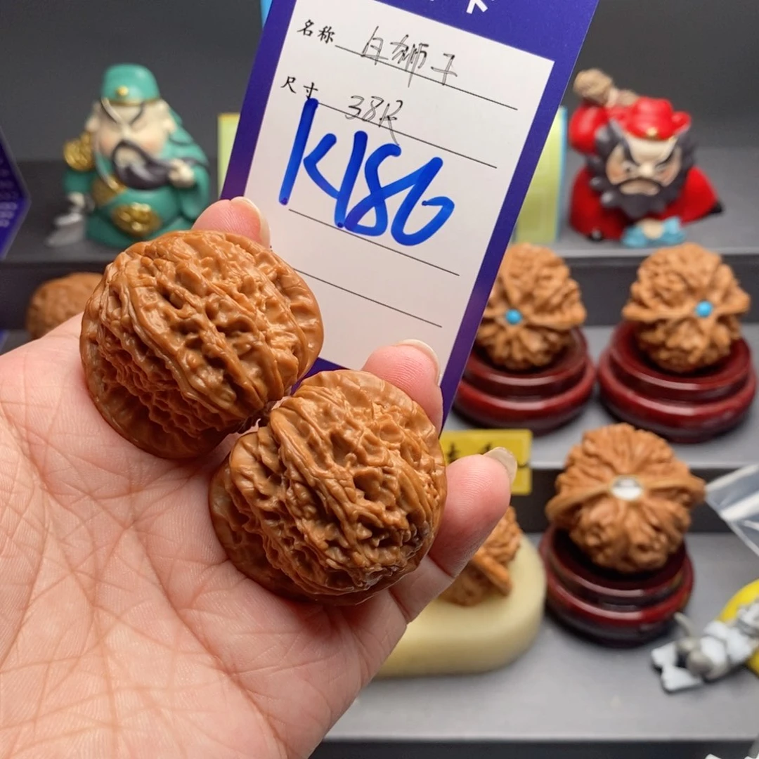 文玩核桃吊坠白狮子38